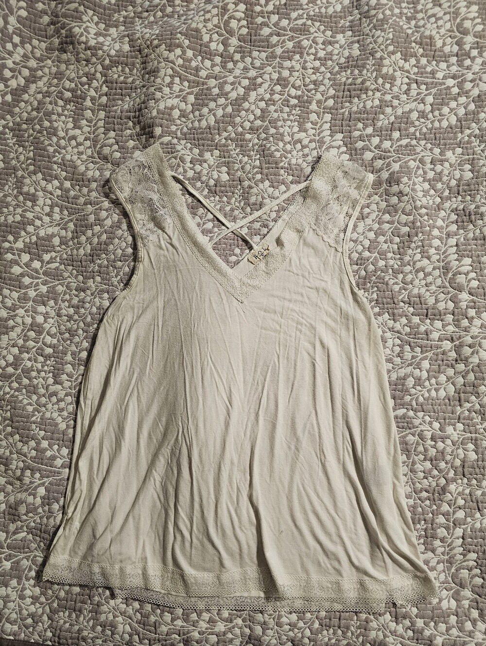 POL Off White Lace Trim Sleeveless V-Neck Tank